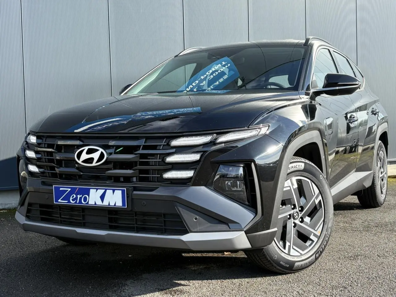 Hyundai Tucson 2025 noir abyss en 3/4 avant droit, avec calandre imposante et jantes alliage modernes.