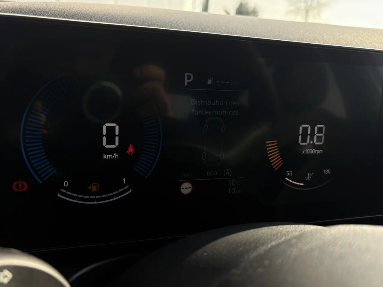 Tableau de bord numérique du Hyundai Tucson 2025 affichant vitesse, régime moteur et distribution des forces motrices.