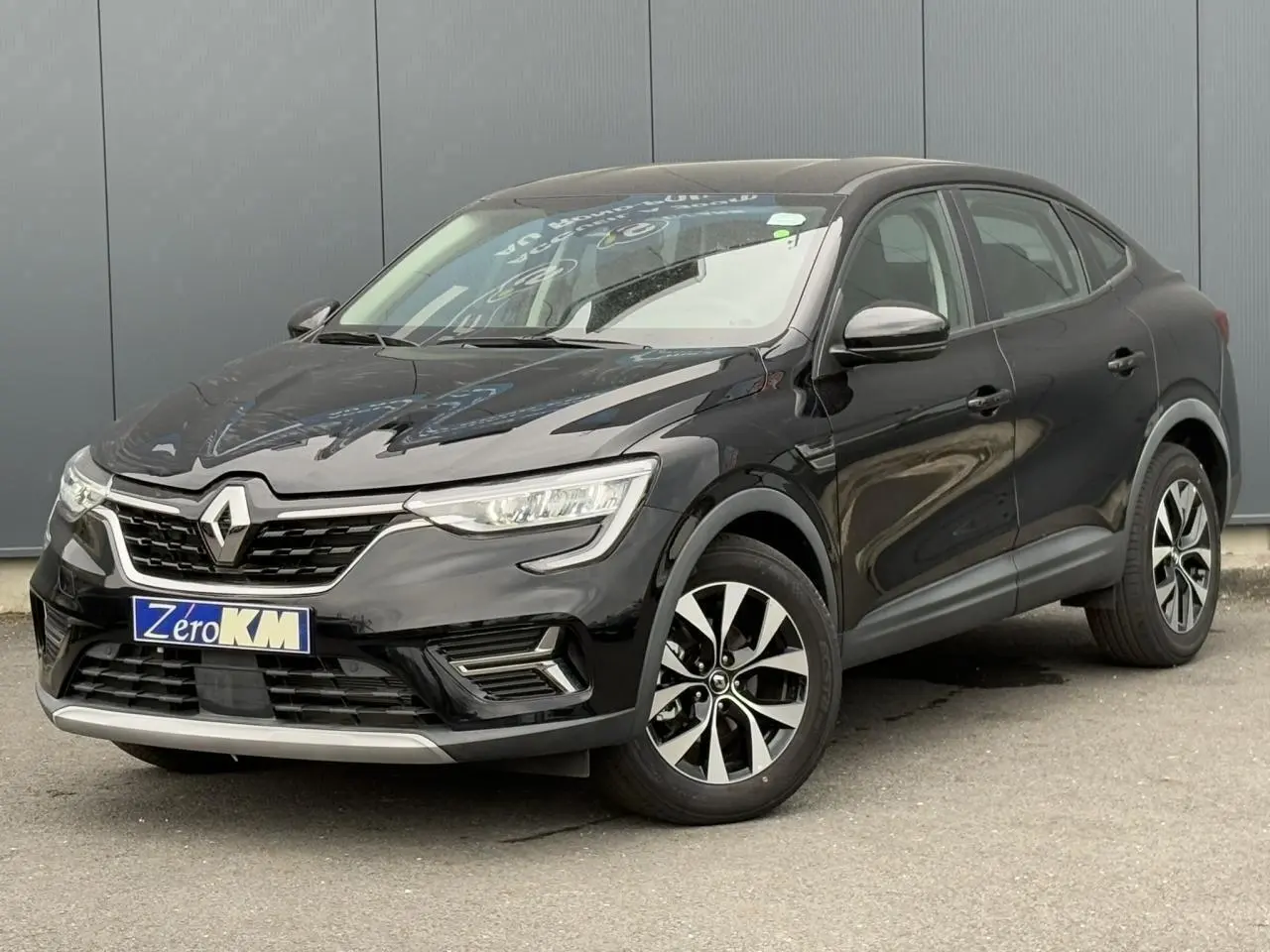 Renault Arkana E-Tech noir métal en 3/4 avant droit, avec jantes alliage 17 pouces et calandre distinctive.
