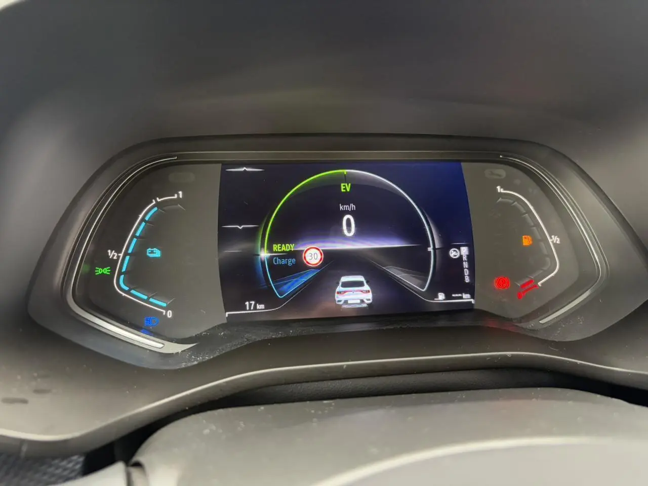 Tableau de bord numérique 7 pouces de Renault Arkana E-Tech Hybrid 2024 affichant vitesse et autonomie en mode électrique.