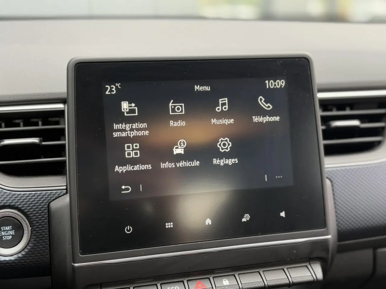 Écran tactile central du tableau de bord du Renault Arkana noir métal, affichant le menu multimédia à 10h09.