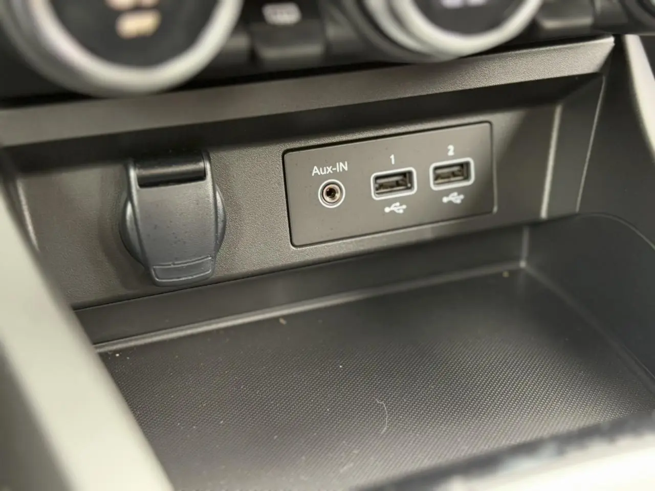 Vue rapprochée du compartiment central avec prises USB et entrée Aux-In du Renault Arkana noir métal 2024.