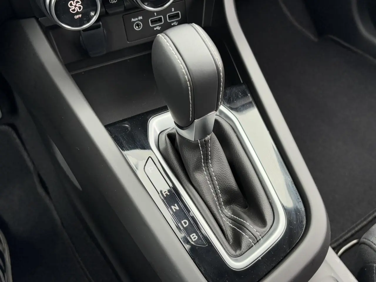 Le levier de vitesse automatique noir du Renault Arkana E-Tech Full Hybrid 145 vu en gros plan intérieur.