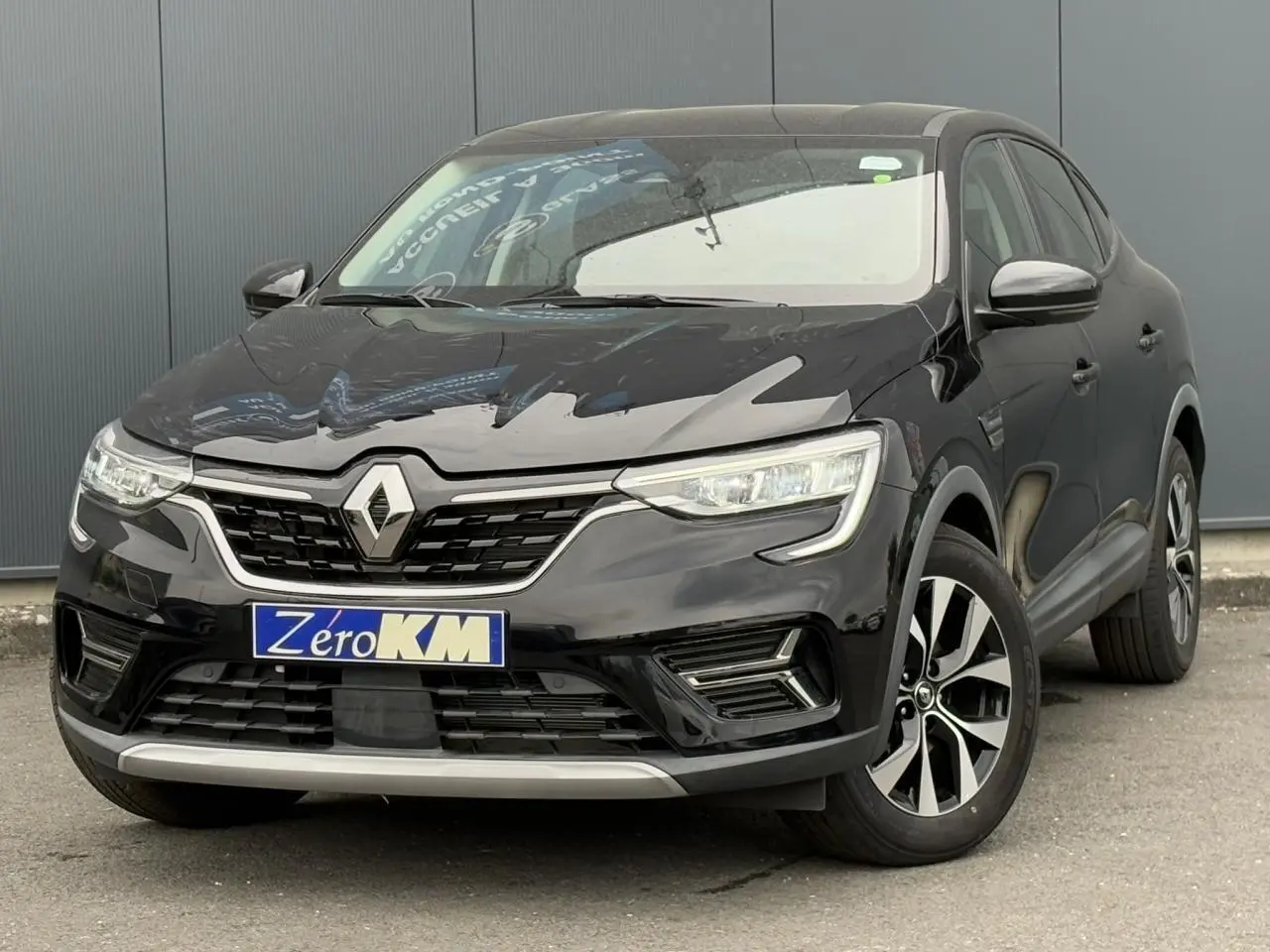 Renault Arkana E-Tech Full Hybrid noir métal en 3/4 avant droit, avec jantes alliage 17 pouces Bahamas gris pyrite.