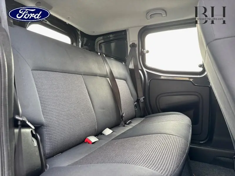 Vue intérieure côté droit montrant la banquette arrière tissu gris du Citroën Nemo 1.4i Confort 5p de 2013.