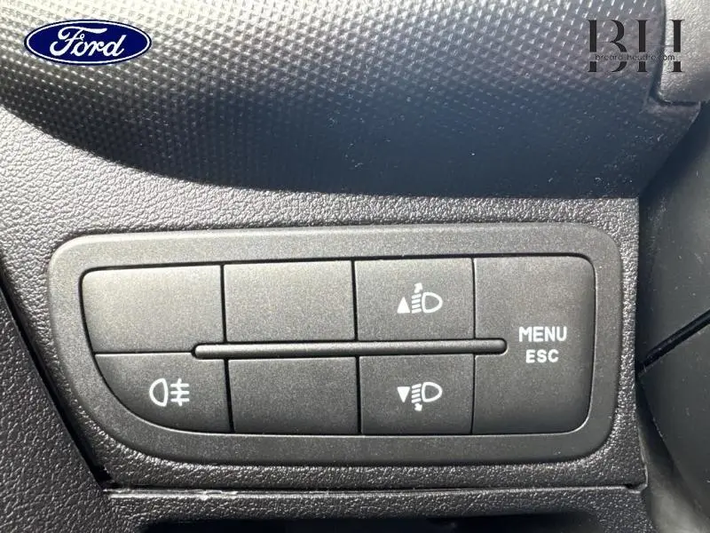 Panneau de commandes des phares et menu ESC dans l'habitacle d'une Citroën Nemo gris Graphito, vue rapprochée.