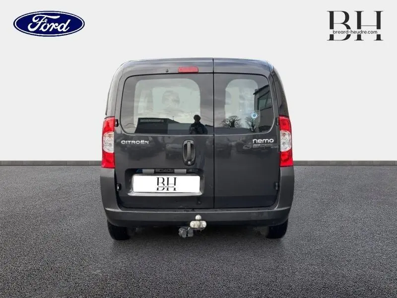 Vue arrière du Citroën Nemo 1.4i Confort gris Graphito de 2013 avec portes battantes et attelage visible.