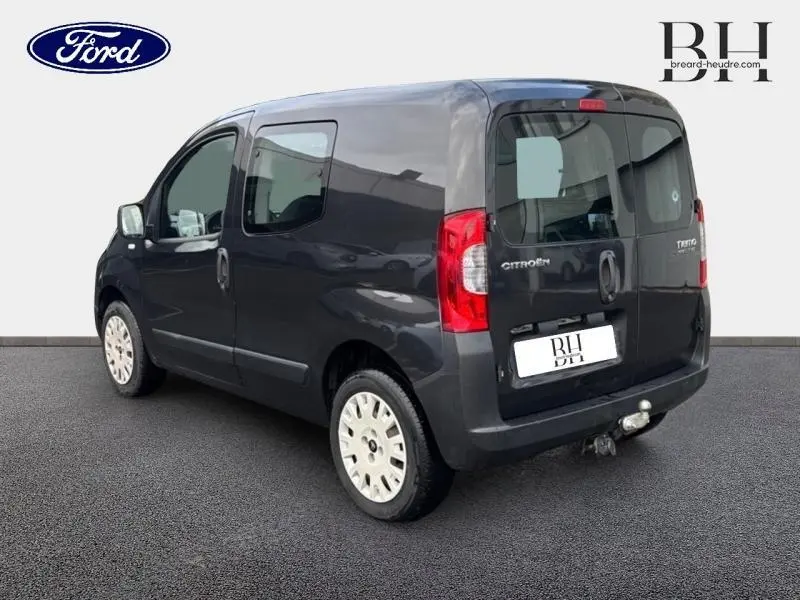 Vue 3/4 arrière droite d'un Citroën Nemo gris Graphito avec portes latérales coulissantes et attelage.