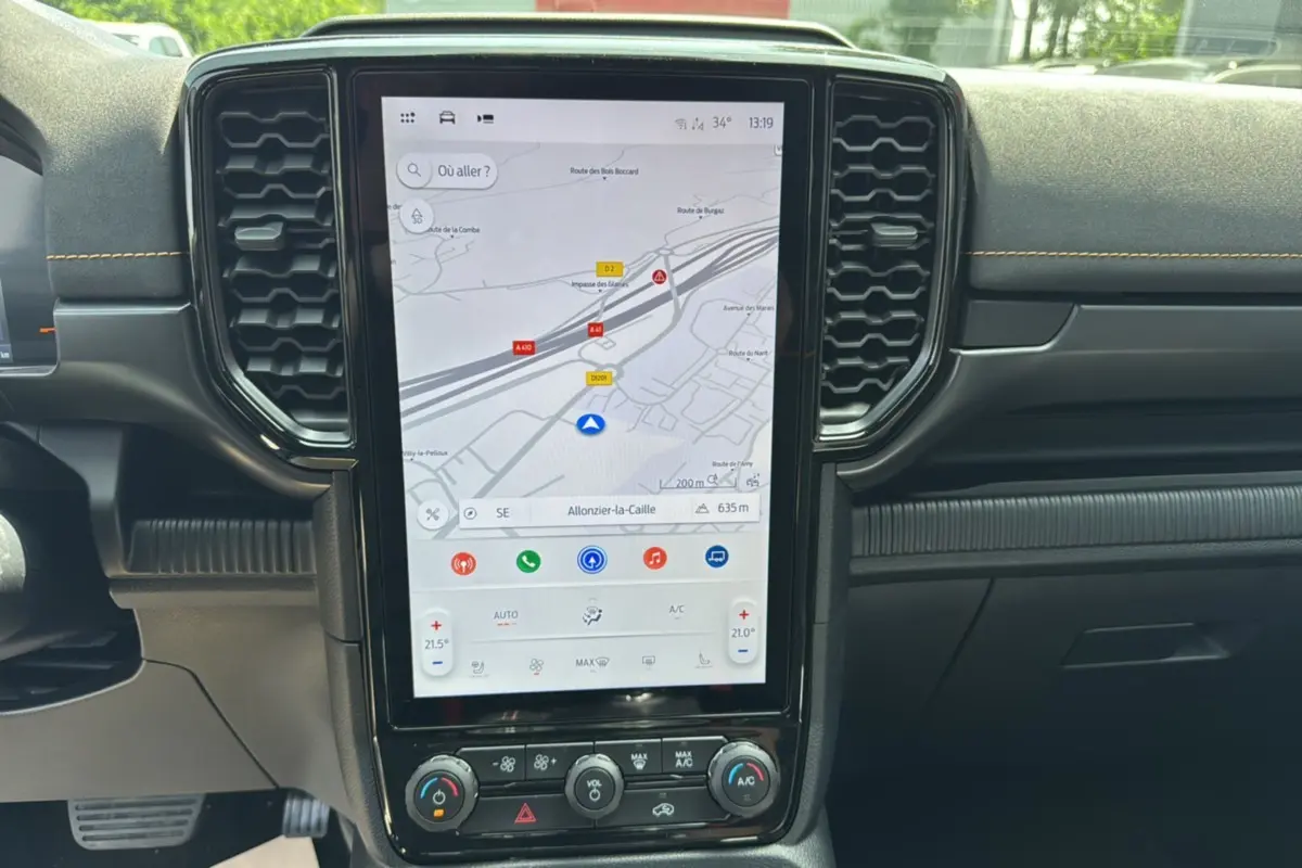 Vue rapprochée de la console centrale du Ford Ranger Wildtrak 2026 avec écran tactile GPS et commandes climatisation.
