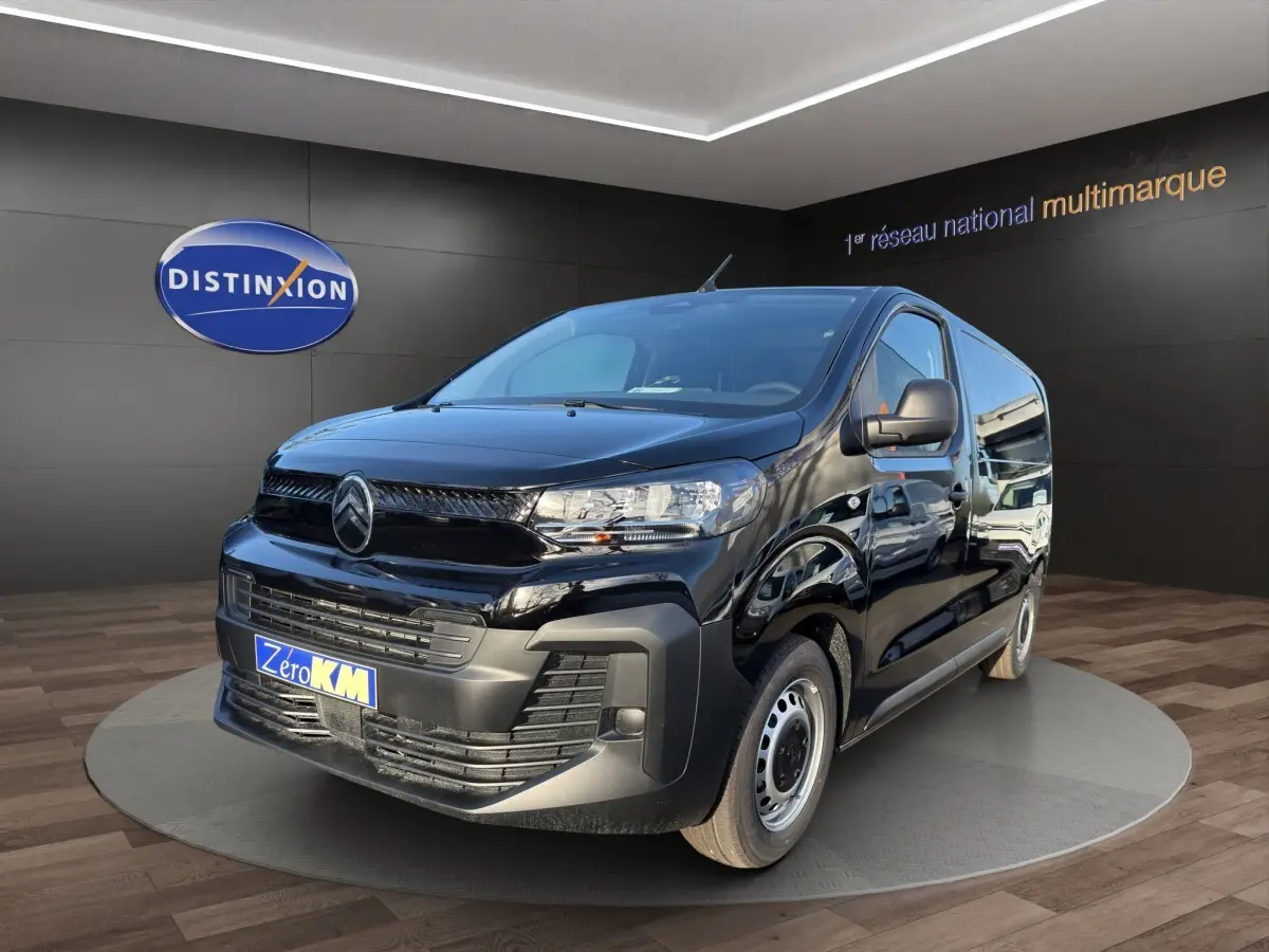 Citroën Jumpy noir en 3/4 avant droit, avec calandre noire brillante et jantes acier simples.