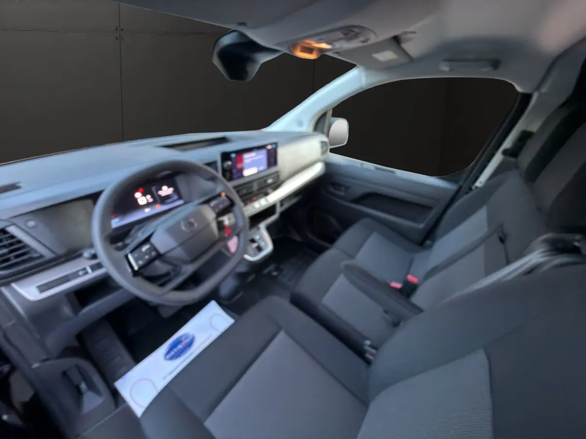 Vue intérieure côté conducteur du Citroën Jumpy 2026, montrant tableau de bord moderne et sièges noirs en tissu.