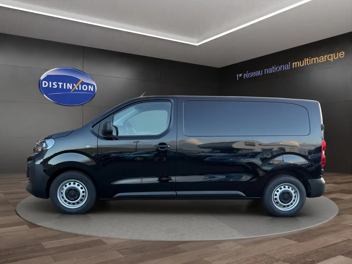 Vue latérale droite du Citroën Jumpy noir 2026, fourgon utilitaire sans vitres latérales arrière.