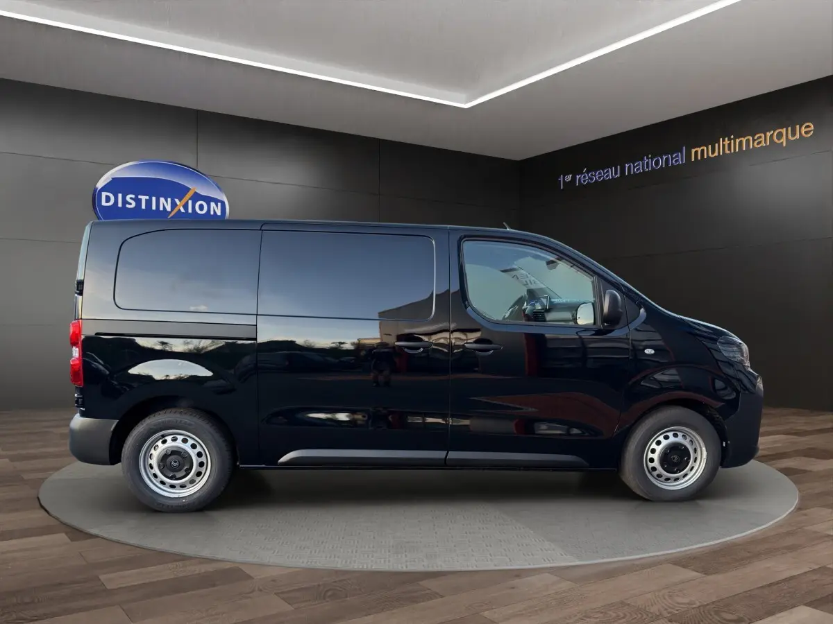 Profil droit du Citroën Jumpy noir 2026, fourgon utilitaire avec jantes acier et vitres latérales opaques.
