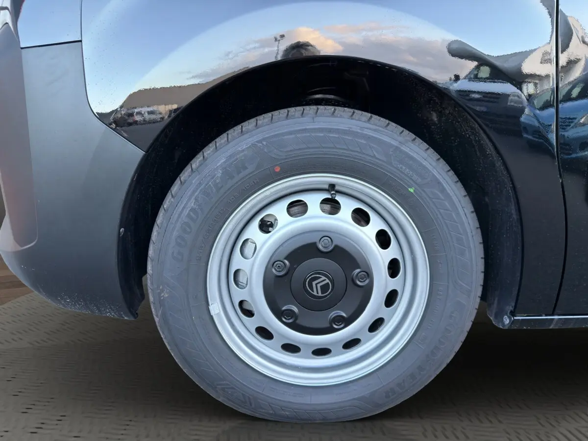 Gros plan sur la roue avant droite d’un Citroën Jumpy noir avec jante acier et pneu Goodyear.