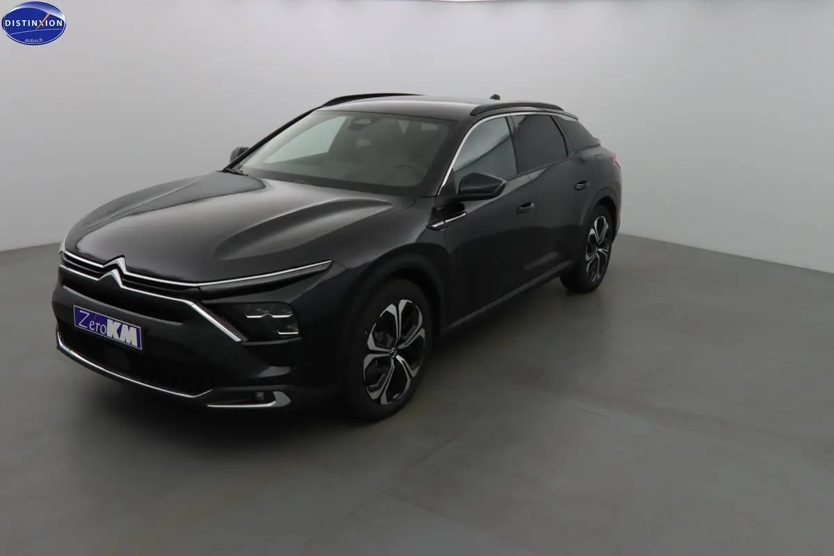 Citroën C5 X noire métal vue 3/4 avant droit dans un studio, soulignant ses lignes modernes et ses jantes bi-ton.