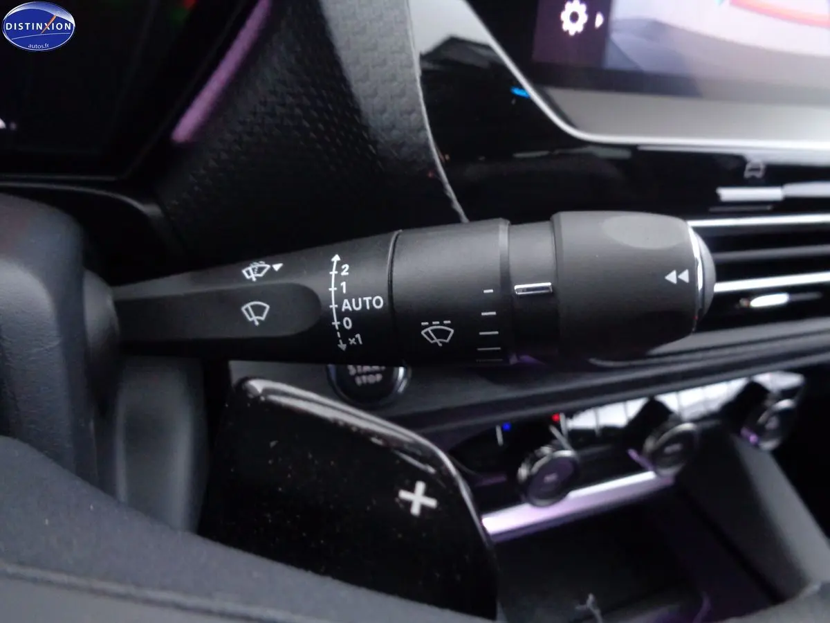 Gros plan sur la commande d'essuie-glace noir dans l'habitacle du Citroën C5 X hybride rechargeable 2022.