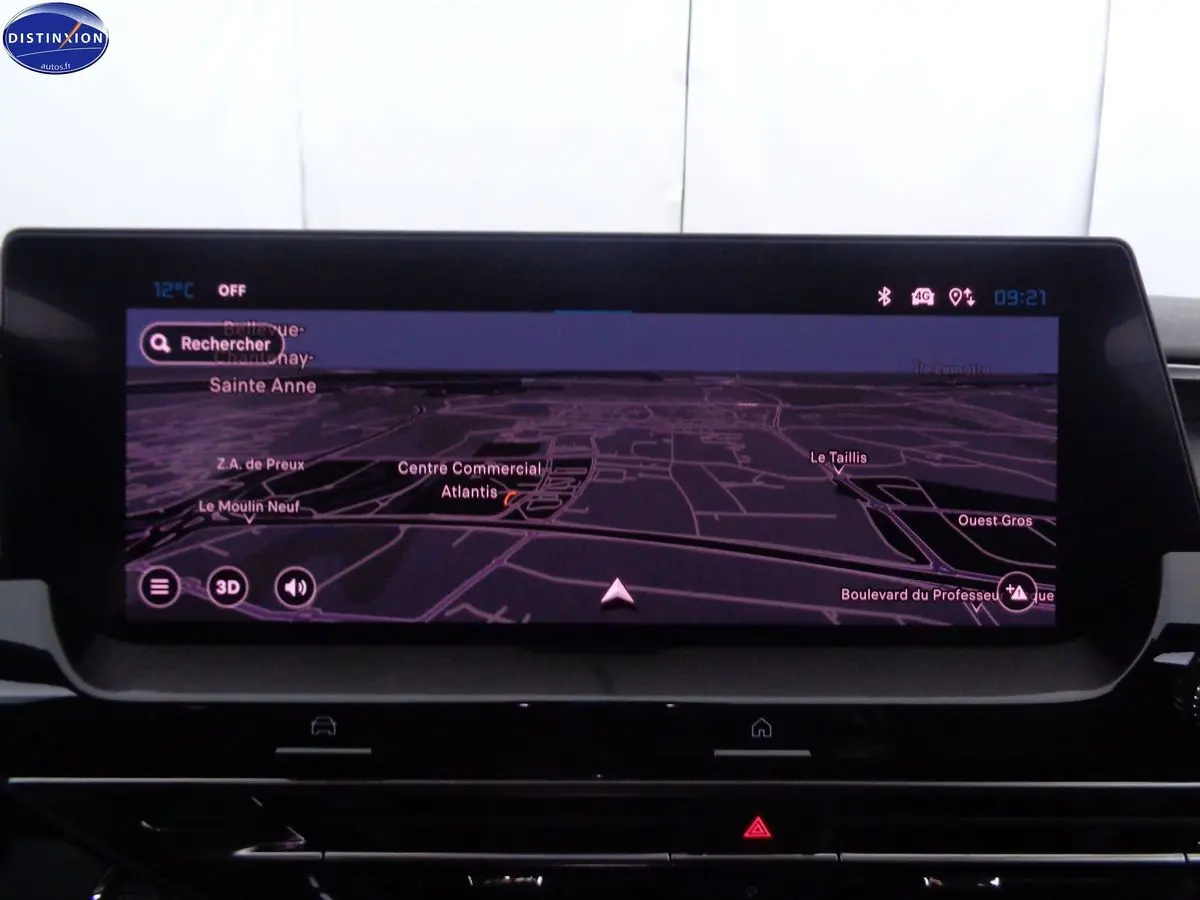 Écran tactile du système de navigation du Citroën C5 X noir métal, affichant une carte en vue 3D intérieure.
