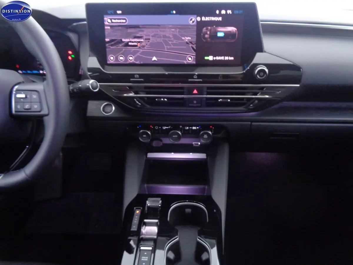 Intérieur de la Citroën C5 X noire, vue du tableau de bord avec écran tactile et console centrale moderne.