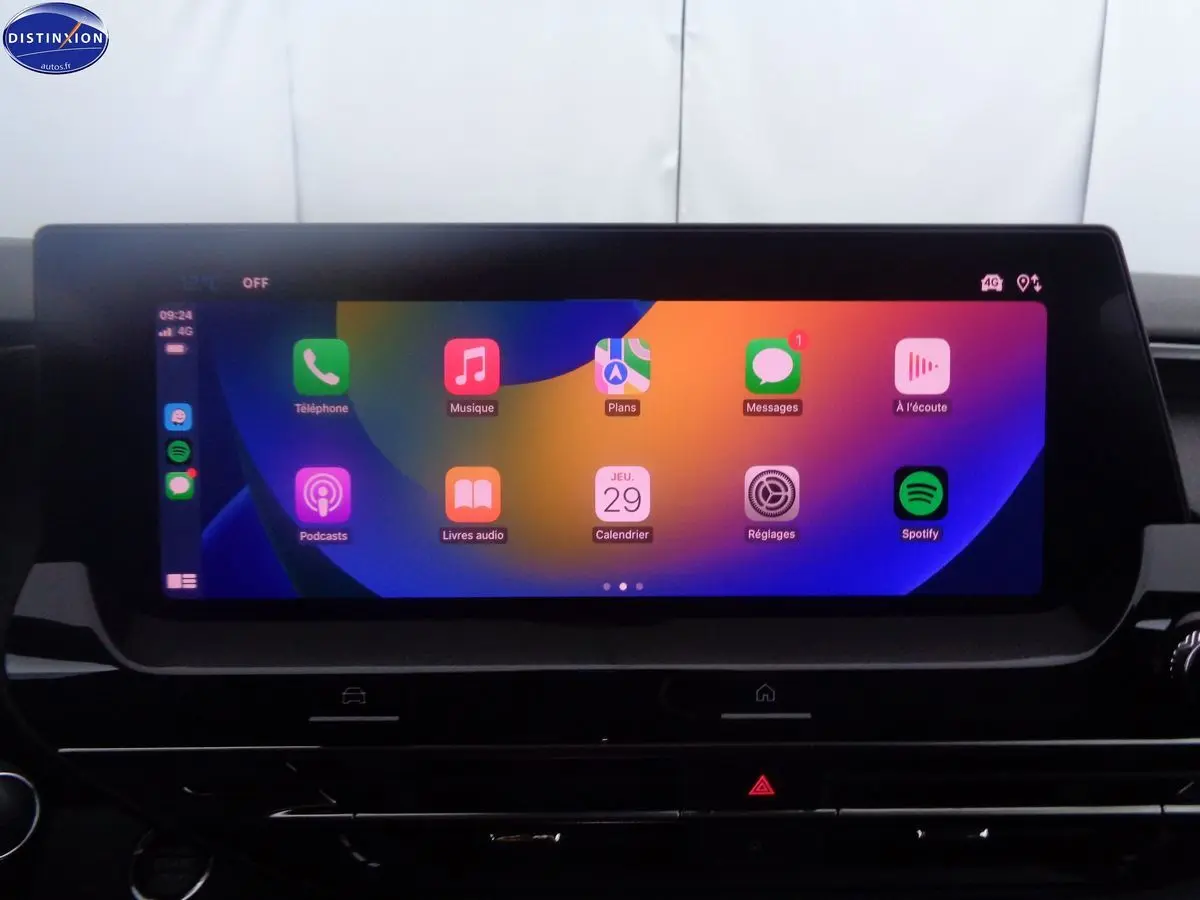 Écran tactile central affichant les applications connectées dans l'habitacle d'une Citroën C5 X noire.