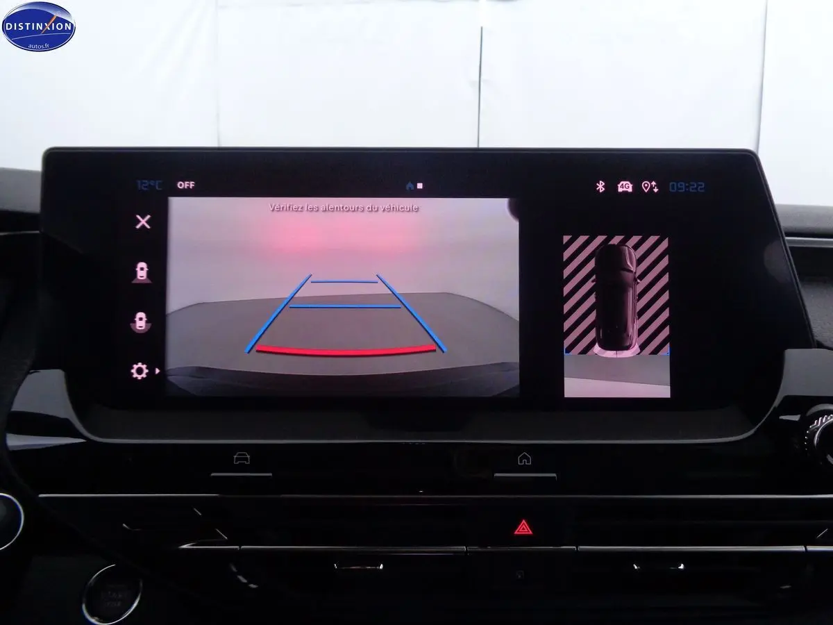 Écran central de la Citroën C5 X hybride 2022 montrant la caméra de recul et l'affichage de l'aide au stationnement.