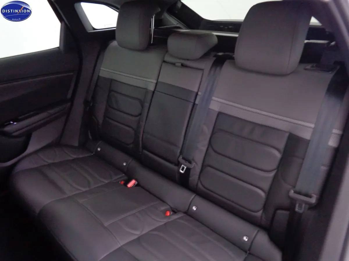 Banquette arrière en cuir noir du Citroën C5 X 1.6 Hybrid 225 Shine, vue côté gauche intérieur.
