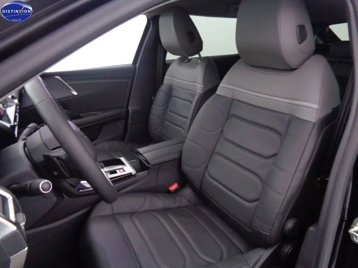 Vue intérieure côté conducteur de la Citroën C5 X hybride noire, avec sièges en cuir noir et console centrale moderne.