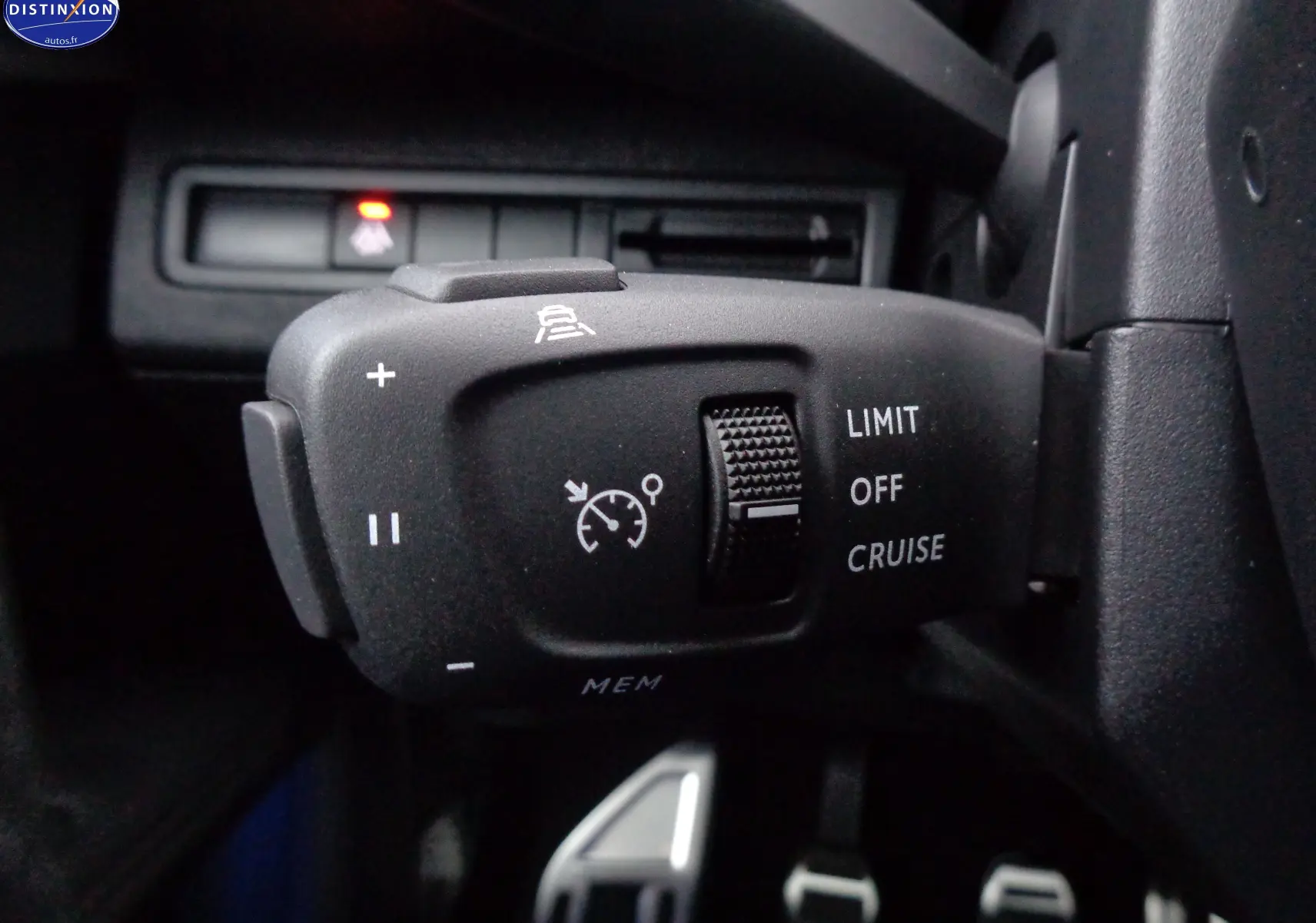 Gros plan sur la commande de régulateur de vitesse du Peugeot 3008 bleu Célèbes Métal, version 2023, côté gauche du volant.