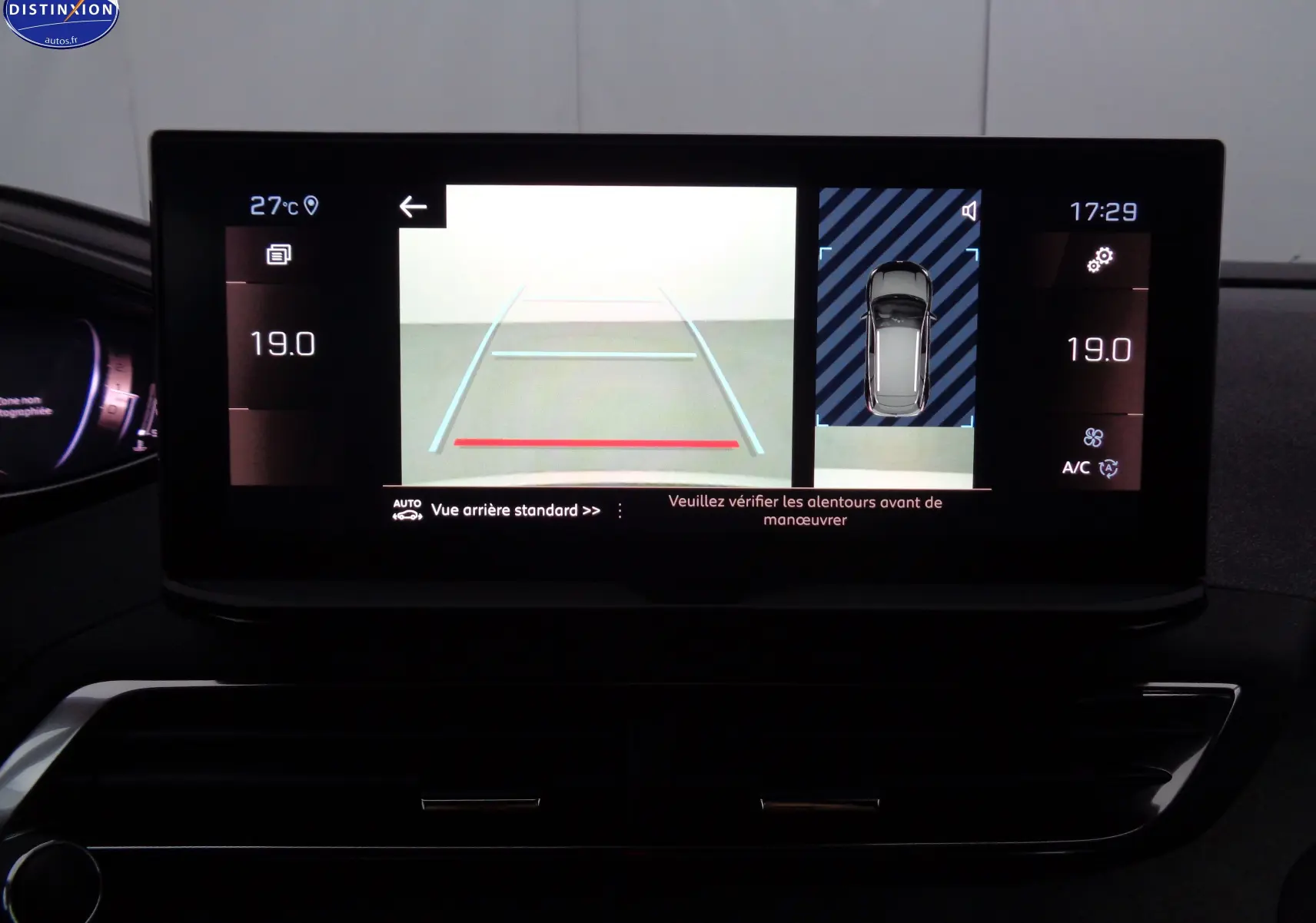 Écran central du Peugeot 3008 2023 montrant la caméra de recul et l'affichage de la température intérieure.