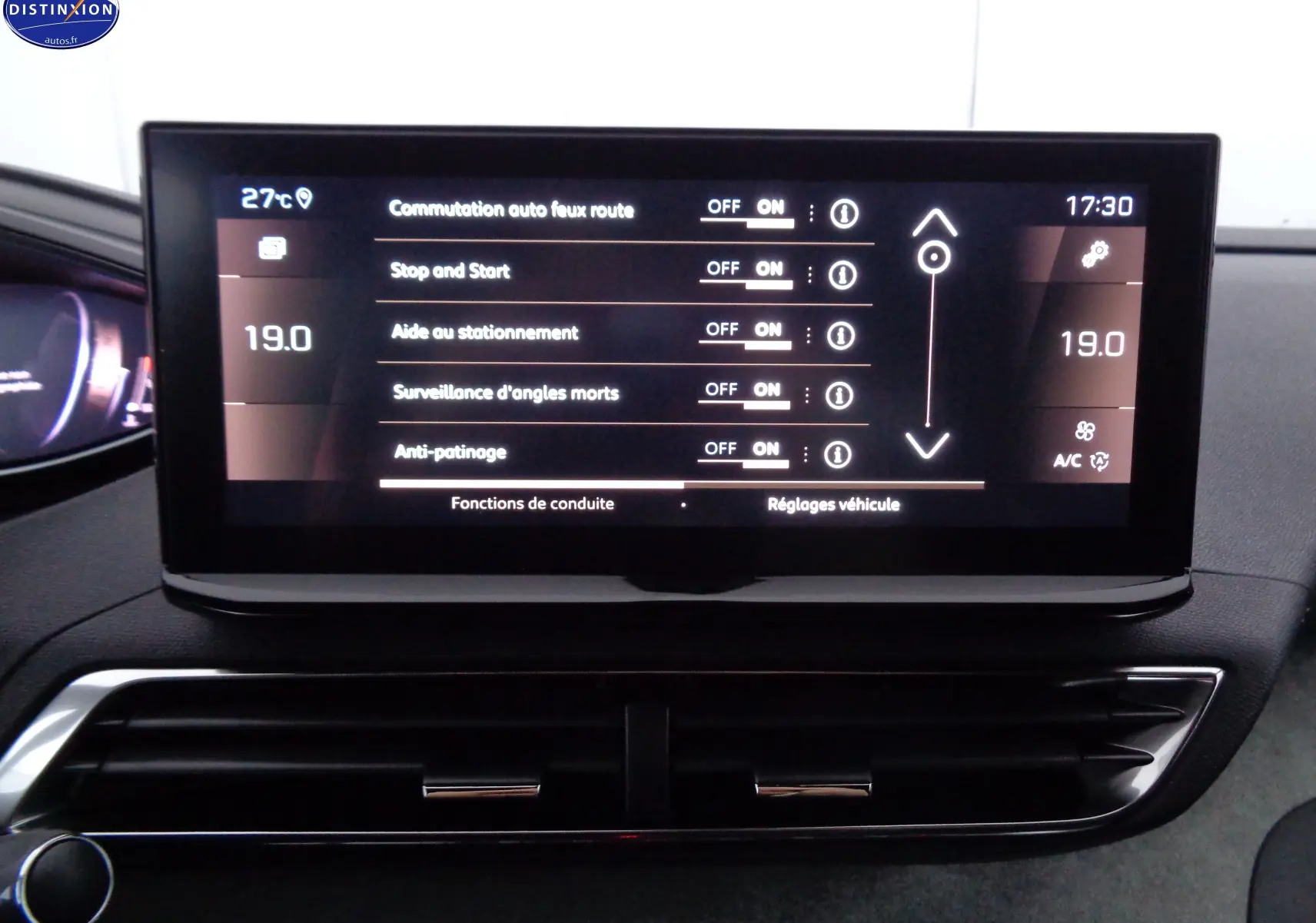 Écran tactile central du Peugeot 3008 2023 affichant les réglages d'aides à la conduite et la climatisation.