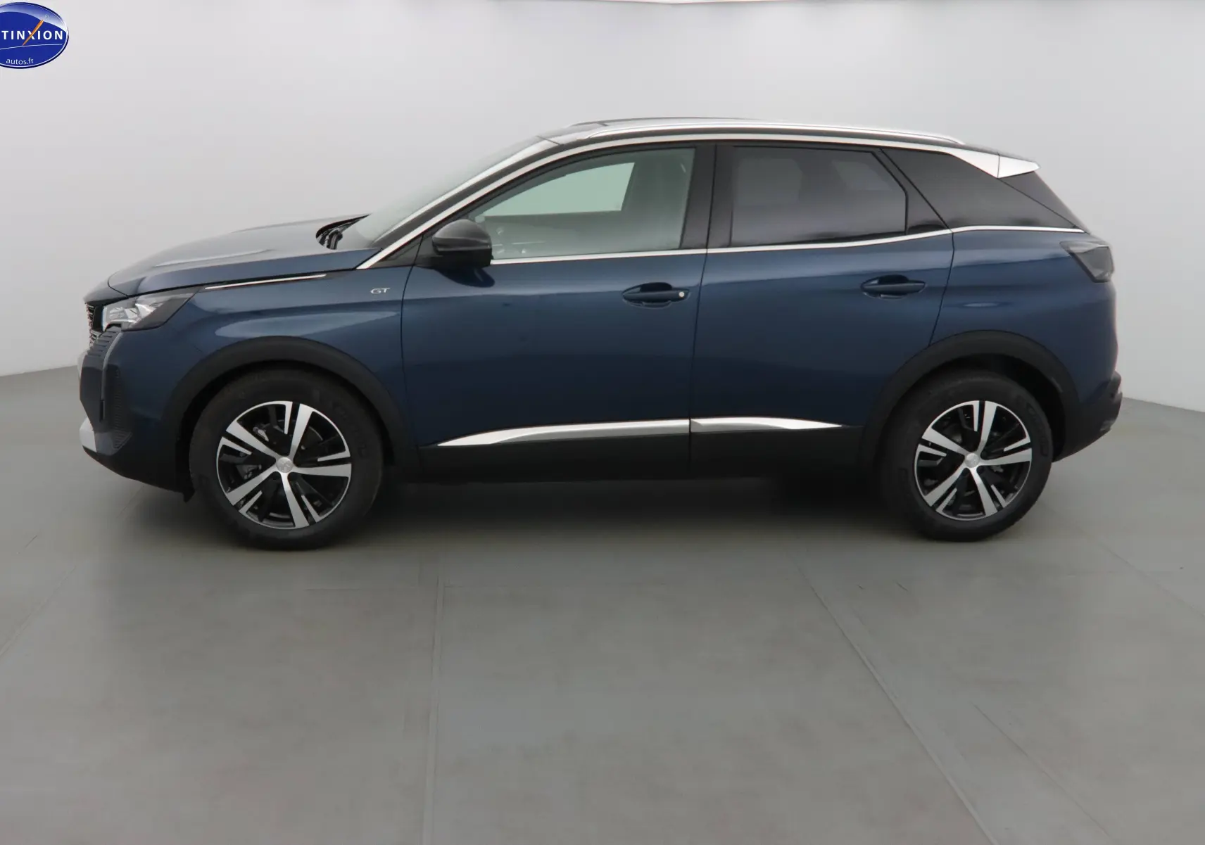Profil côté gauche du Peugeot 3008 GT 2023 en bleu Célèbes métallisé avec jantes alliage bicolores.
