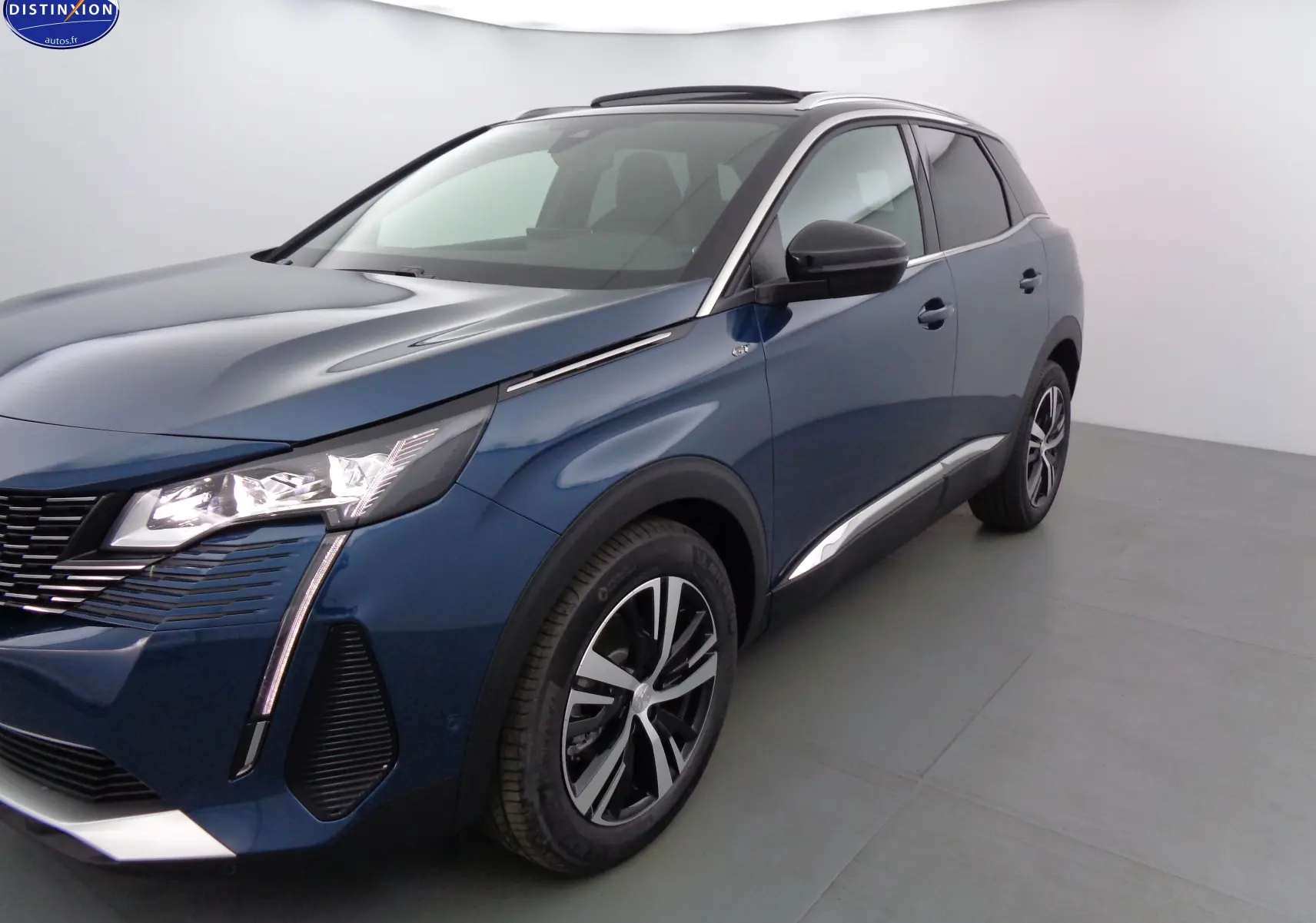 Peugeot 3008 bleu Célèbes métal en 3/4 avant droit, avec phares LED et jantes alliage bicolores.