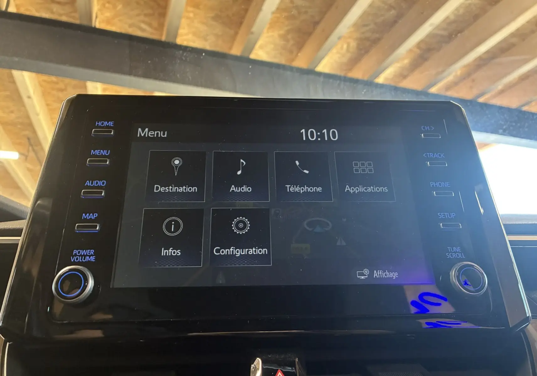 Écran tactile central de la Toyota Corolla 1.8 122 Dynamic 2020 affichant le menu principal avec options audio et téléphone.