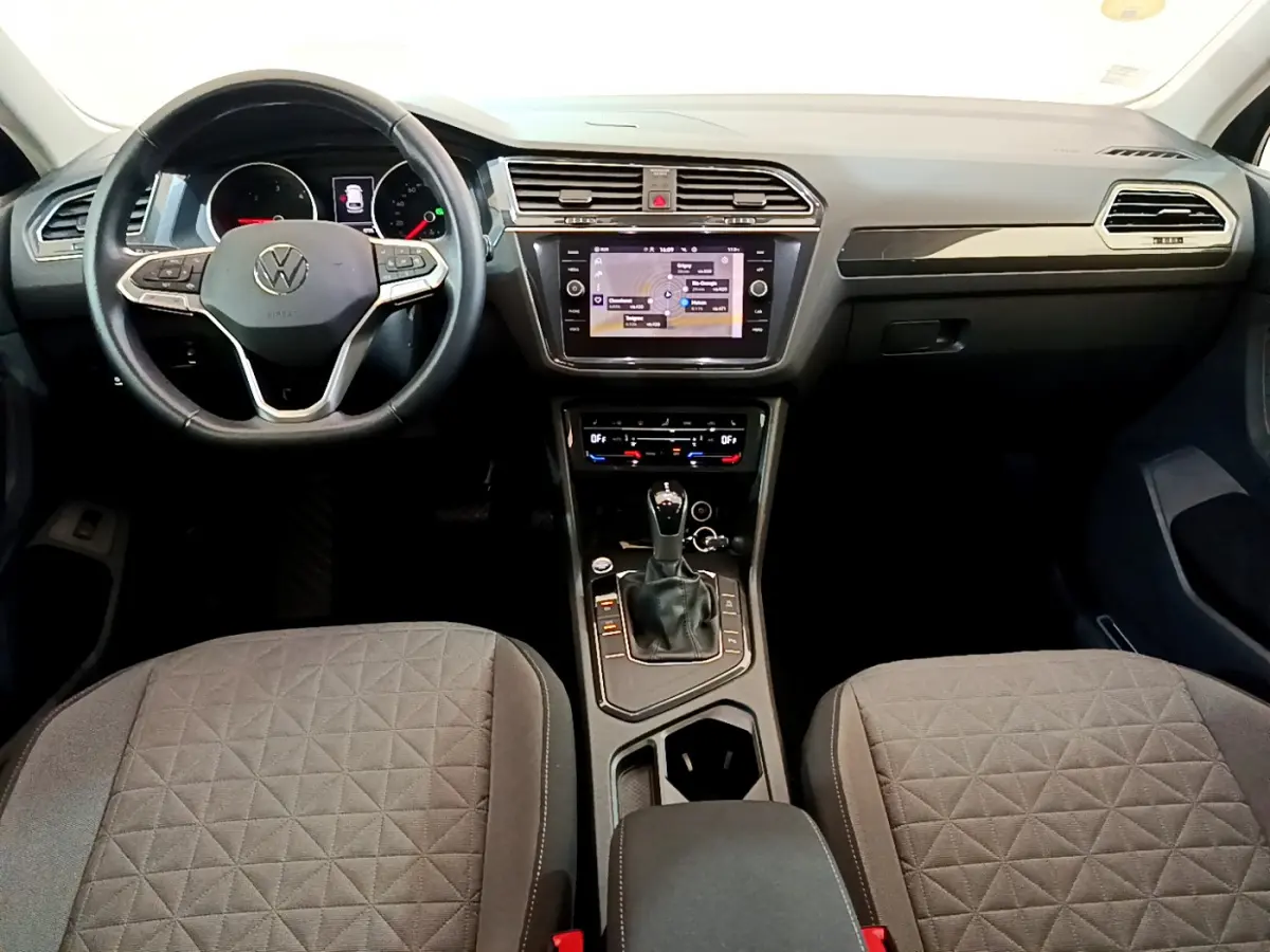 Vue intérieure frontale du Volkswagen Tiguan 2.0 TDI 150 DSG7 Life Business avec tableau de bord numérique et écran tactile central.