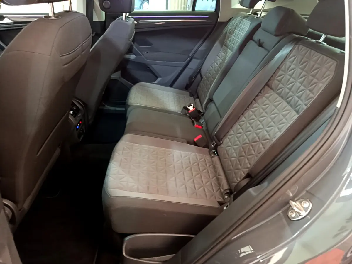 Vue intérieure côté droit des sièges arrière gris avec motifs géométriques du Volkswagen Tiguan 2.0 TDI 2021.