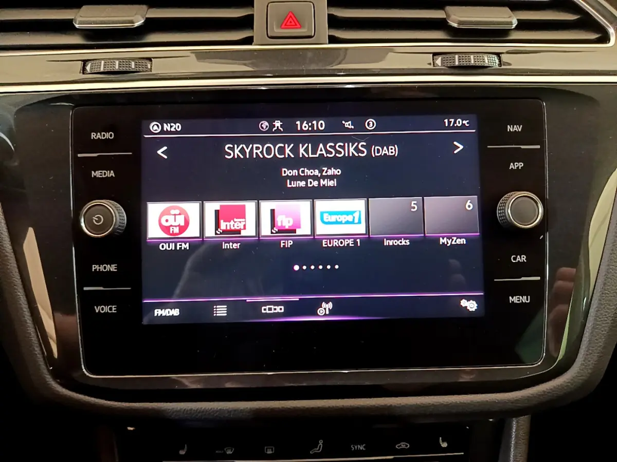 Écran tactile central noir du Volkswagen Tiguan 2021 affichant la radio Skyrock Klassiks en intérieur.