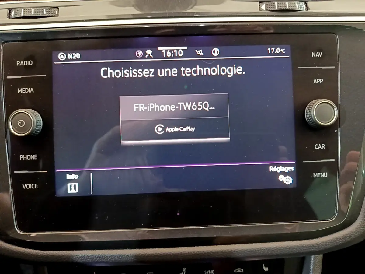 Écran tactile central du Volkswagen Tiguan 2.0 TDI 150 DSG7 Life Business affichant le menu Apple CarPlay.