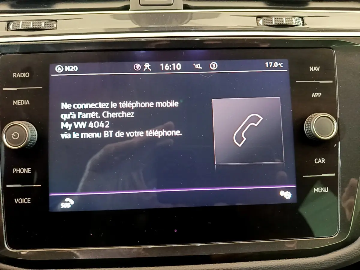 Écran tactile central du Volkswagen Tiguan 2021 affichant une notification de connexion Bluetooth, vue de face.