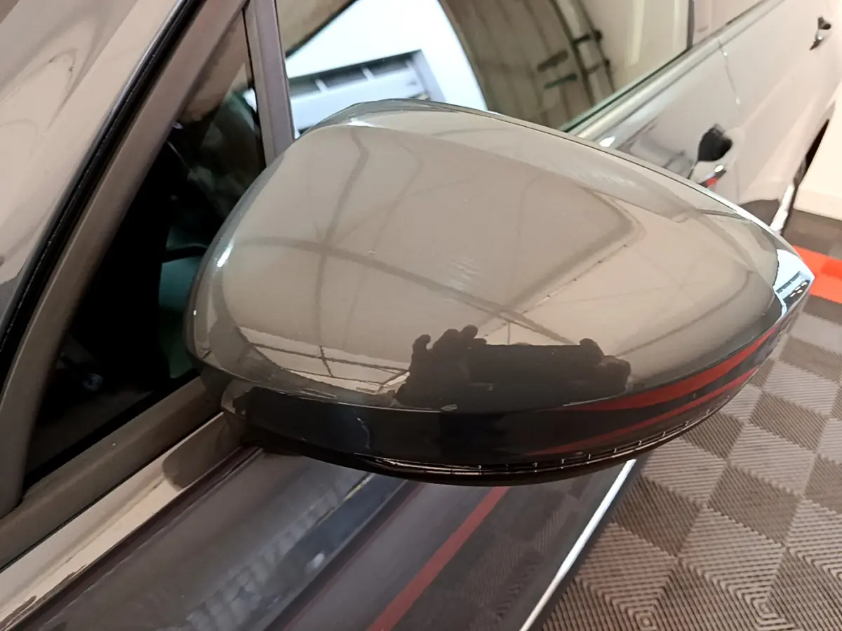 Rétroviseur droit gris clair du Volkswagen Tiguan 2.0 TDI 150 DSG7 Life Business avec clignotant intégré, vue rapprochée.