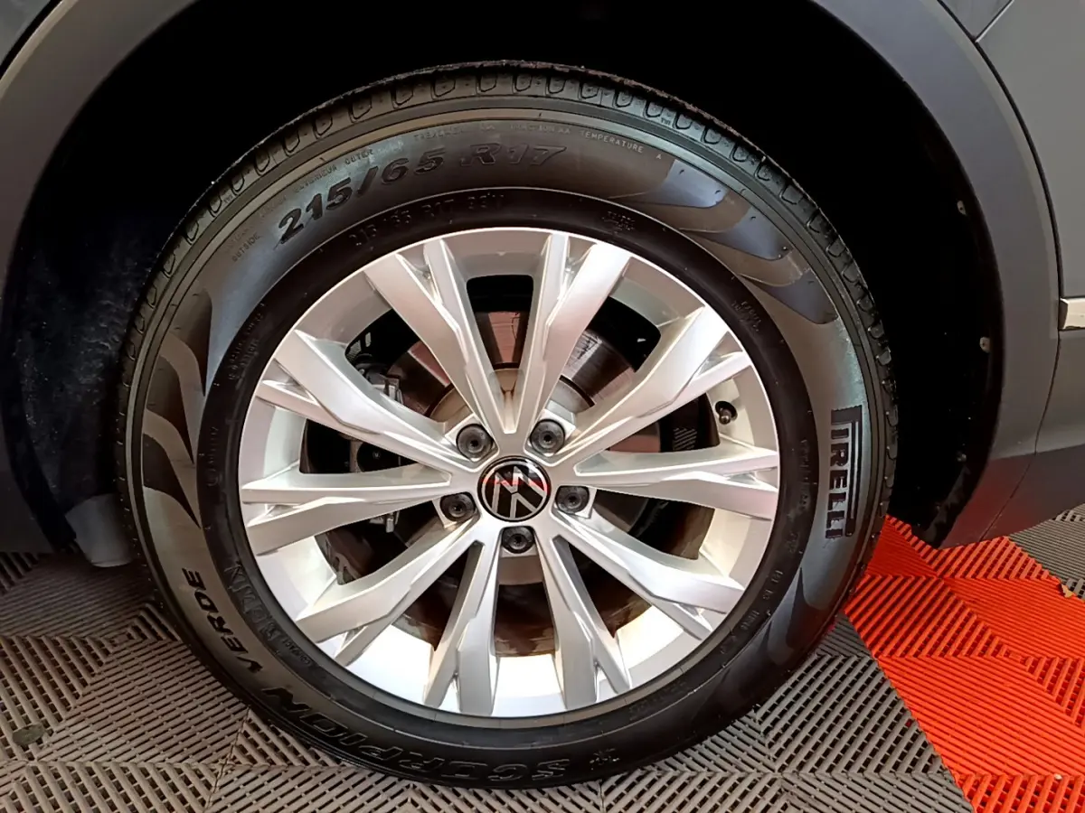 Gros plan sur la roue avant droite gris clair du Volkswagen Tiguan 2.0 TDI avec jante alliage et pneu Pirelli.