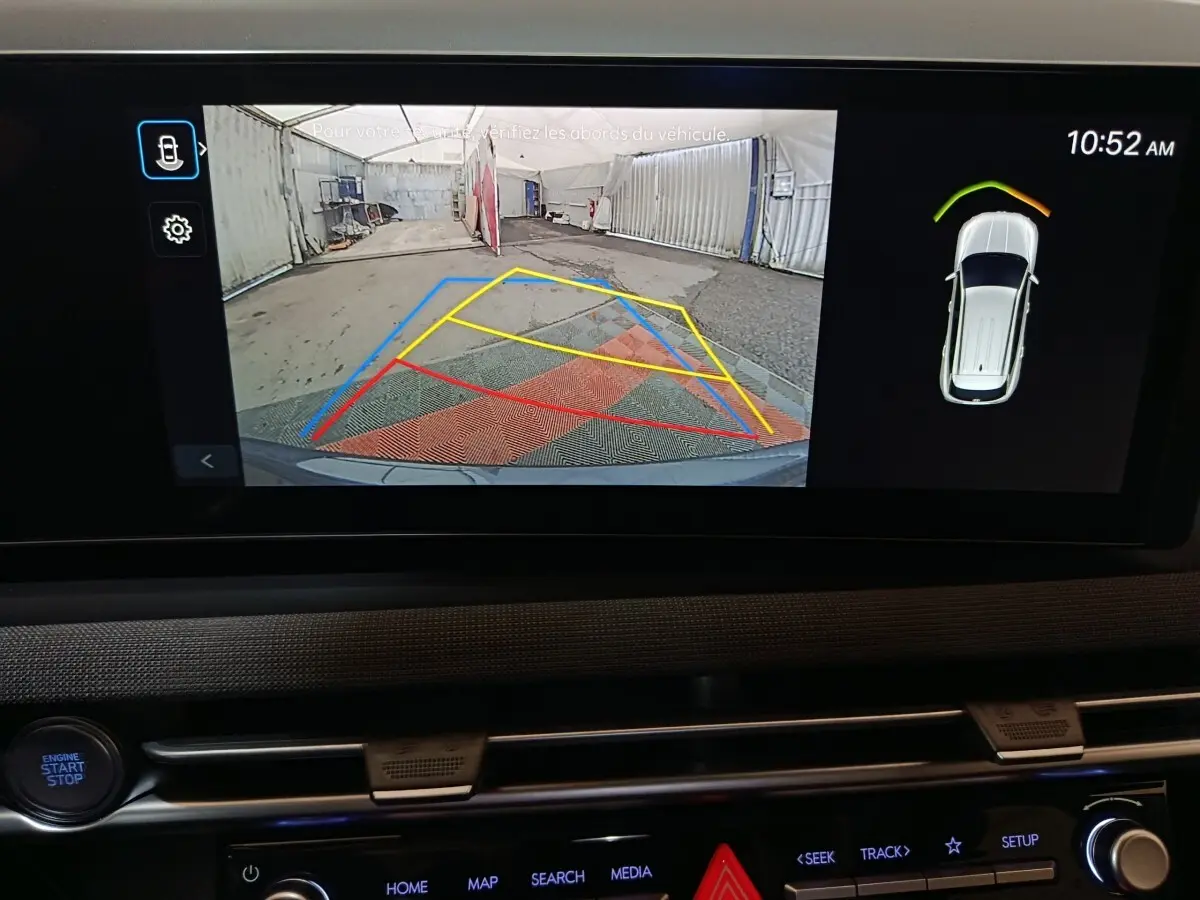 Écran tactile du Hyundai Tucson 2025 montrant la caméra de recul avec guidage coloré et vue 3D du véhicule.