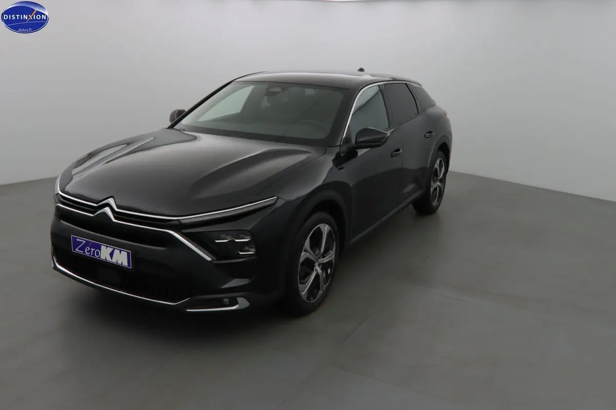 Citroën C5 X noir métal vue 3/4 avant droit, mettant en valeur ses lignes modernes et ses jantes bi-ton.