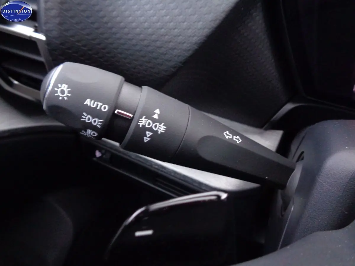 Gros plan sur la commande des feux et clignotants à gauche du volant dans le Citroën C5 X noir métal 2022.