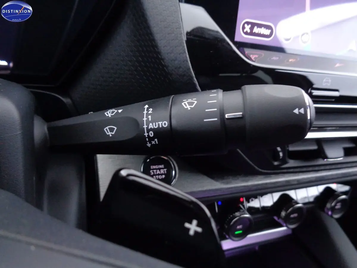 Gros plan sur la commande d'essuie-glace et le bouton start/stop du tableau de bord de la Citroën C5 X noire 2022.