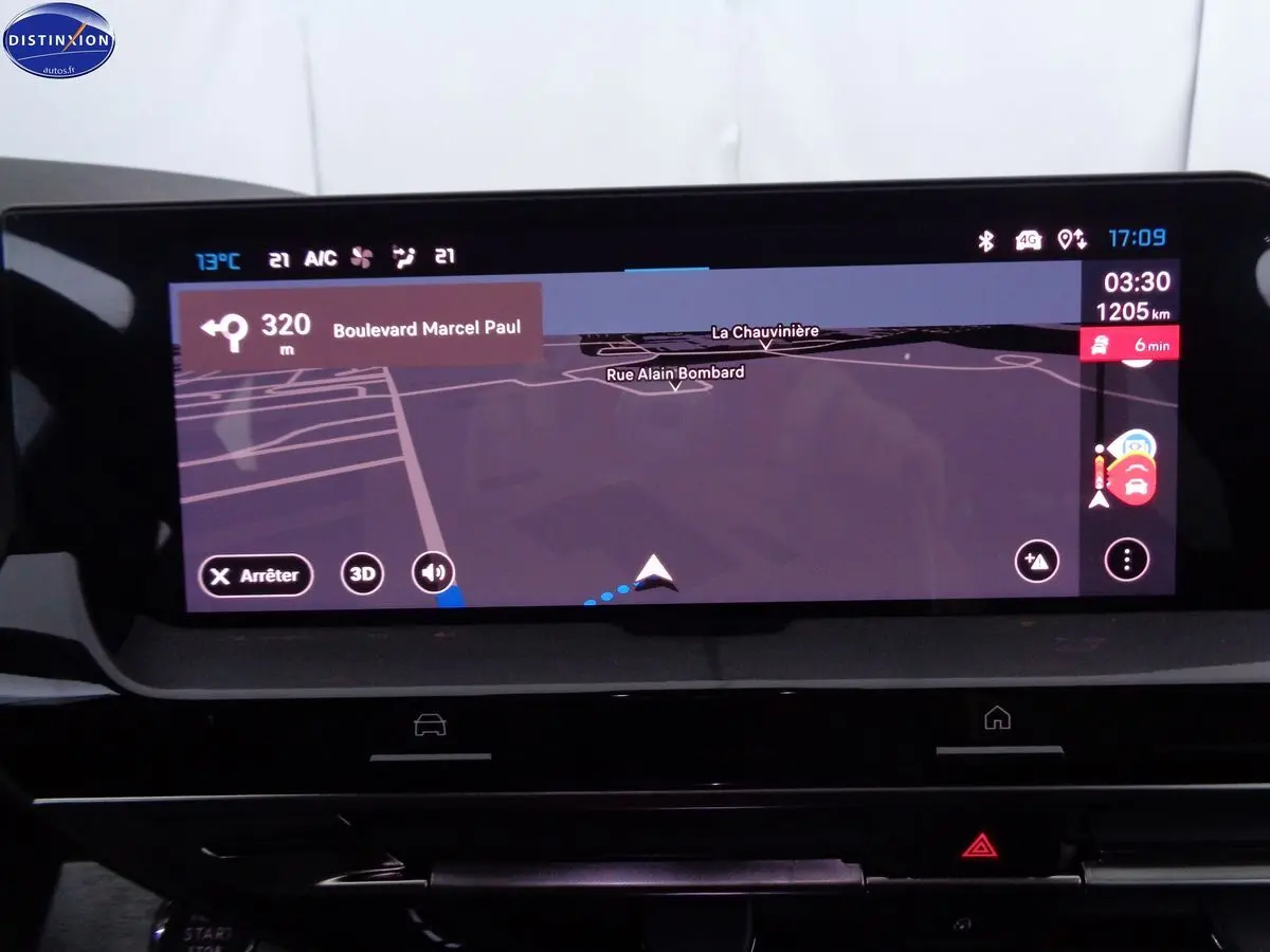 Écran tactile central du tableau de bord de la Citroën C5 X noir métal, affichant la navigation GPS en mode nuit.