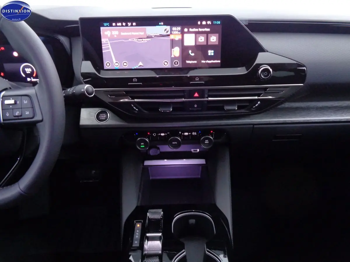 Tableau de bord et console centrale du Citroën C5 X noir métal 2022 avec écran tactile et commandes climatisation visibles.