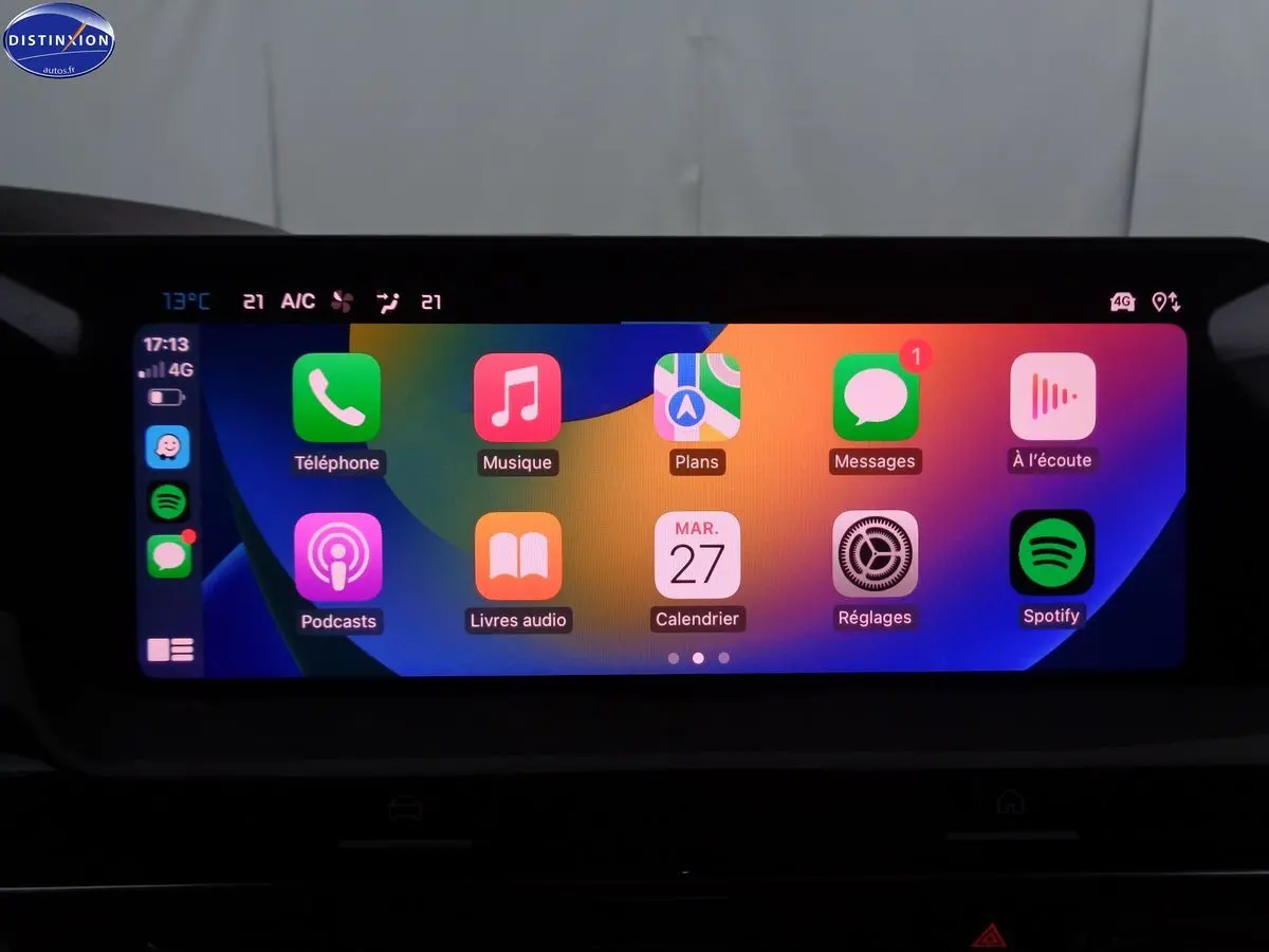Écran tactile central du tableau de bord de la Citroën C5 X 2022 affichant Apple CarPlay coloré.