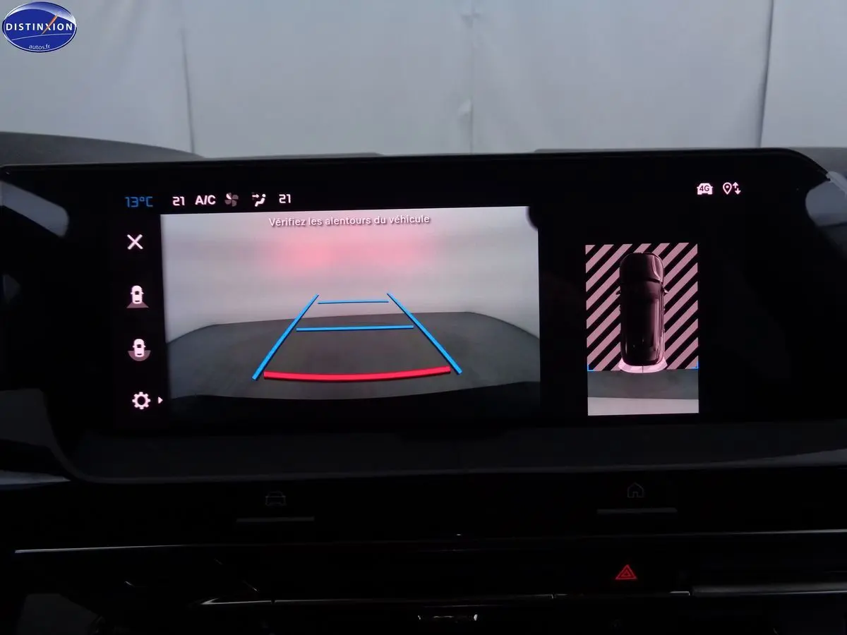 Écran multimédia de la Citroën C5 X noir métal 2022 affichant la caméra de recul avec guidage dynamique.