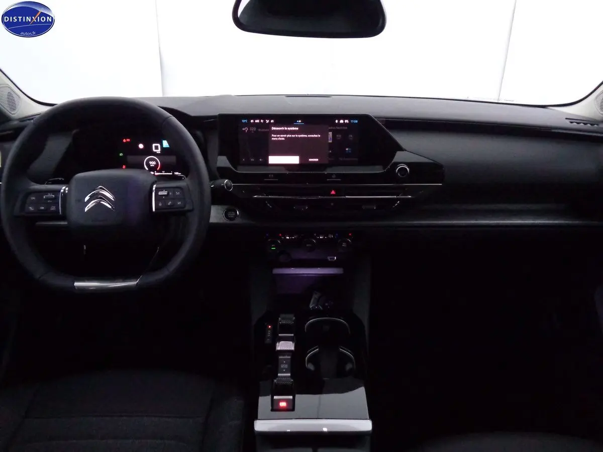 Intérieur noir du Citroën C5 X 2022, vue frontale du tableau de bord avec écran tactile et volant multifonction.