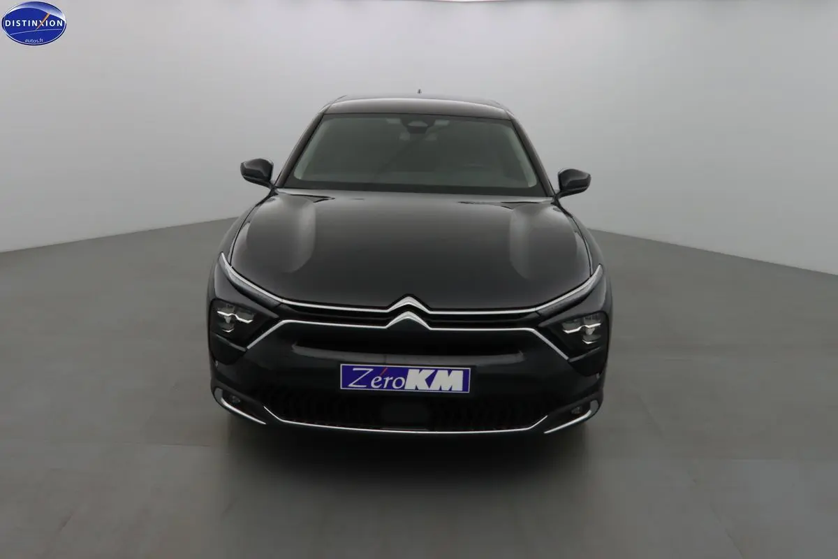 Vue frontale d'une Citroën C5 X noire métal 2022 avec calandre chromée et phares LED distinctifs.