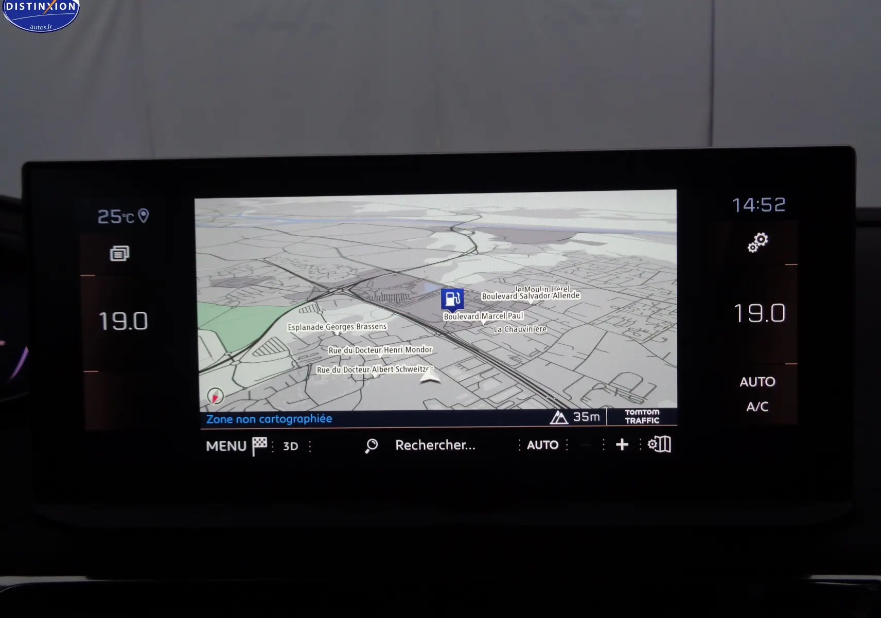 Écran central du Peugeot 3008 GT 2023 affichant la navigation avec carte et commandes climatisation à 19°C.